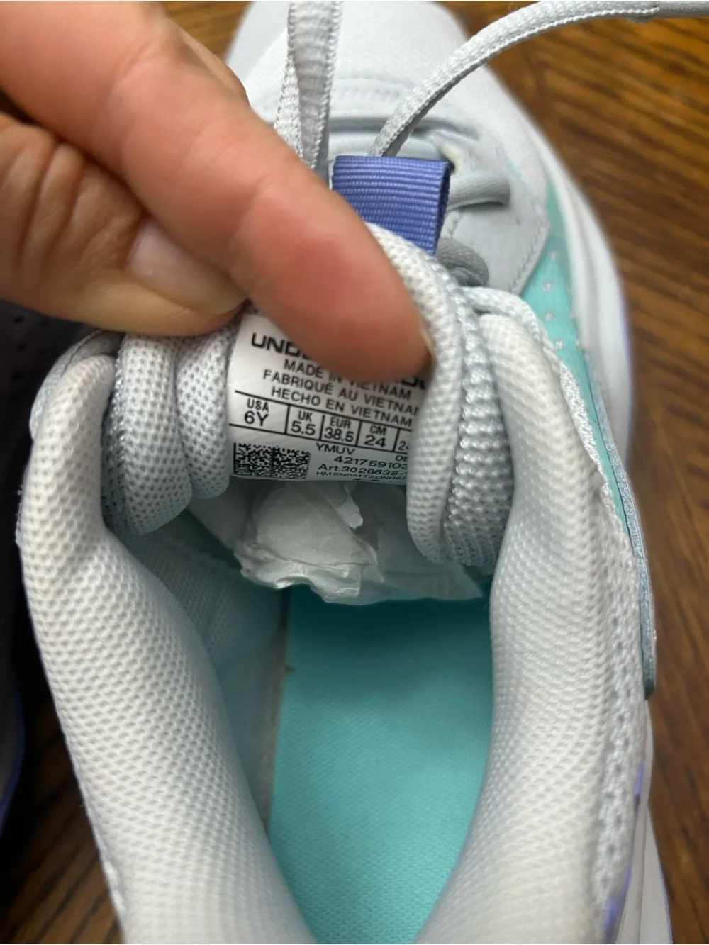 NEW Under Armour big girls Athletic Shoes size 6